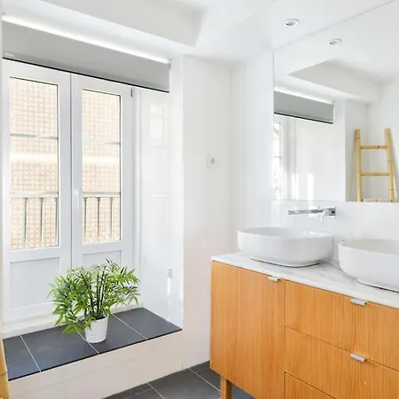 Charming Duplex With Private Terrace And Parking 리스본