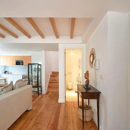 Charming Duplex With Private Terrace And Parking 리스본