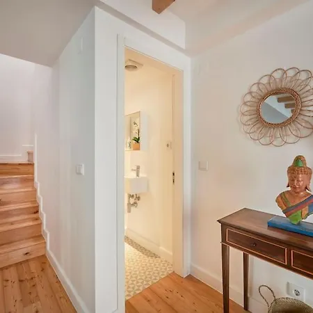 Charming Duplex With Private Terrace And Parking * Лиссабон